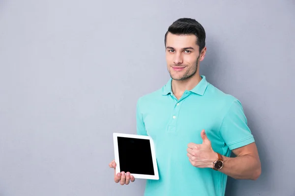Omul care deține calculator comprimat și arată degetul mare în sus — Fotografie, imagine de stoc