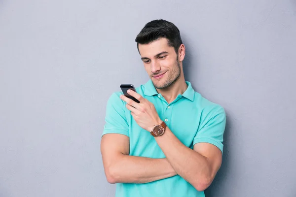 Szczęśliwy człowiek młody korzystanie smartphone — Zdjęcie stockowe