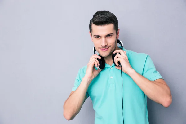 Retrato de un hombre casual con auriculares — Foto de Stock