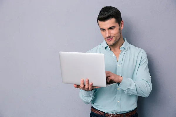 Bonito homem usando laptop — Fotografia de Stock