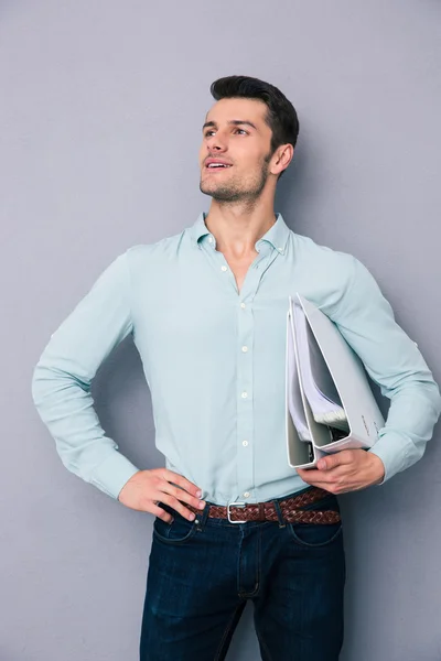 Zelfverzekerde jonge man bedrijf mappen — Stockfoto