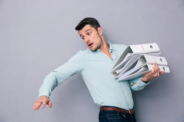 Joven sosteniendo carpetas —  Fotos de Stock