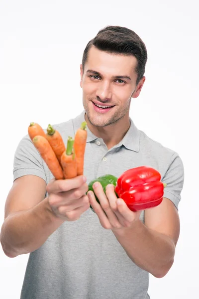 Glad ung man anläggningen grönsaker — Stockfoto