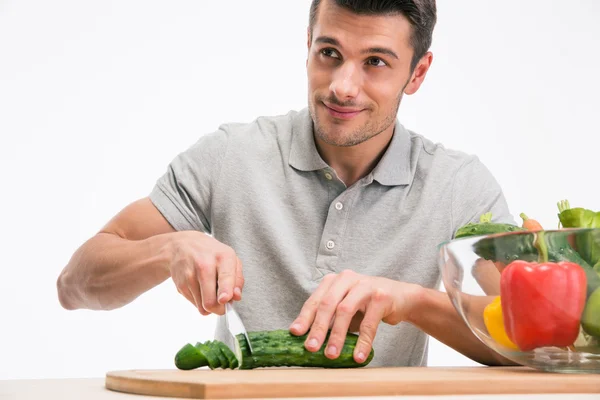 Homem feliz cortando pepino — Fotografia de Stock