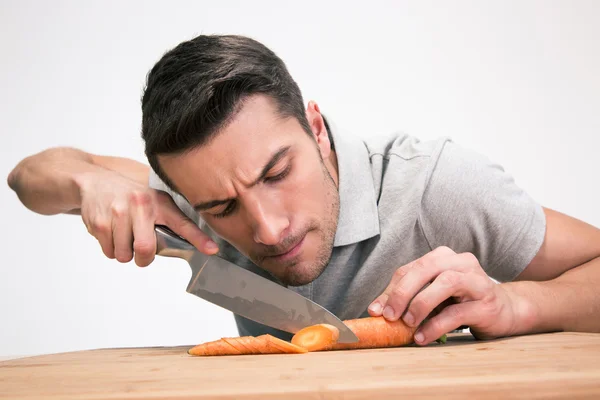 ชายหนุ่มตัดแครอท — ภาพถ่ายสต็อก