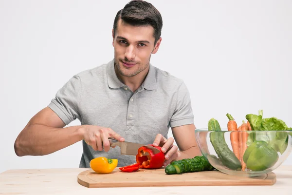 Stilig man förbereda sallad — Stockfoto