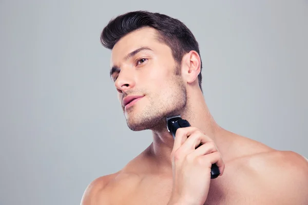 Junger Mann rasiert sich mit Rasiermesser — Stockfoto