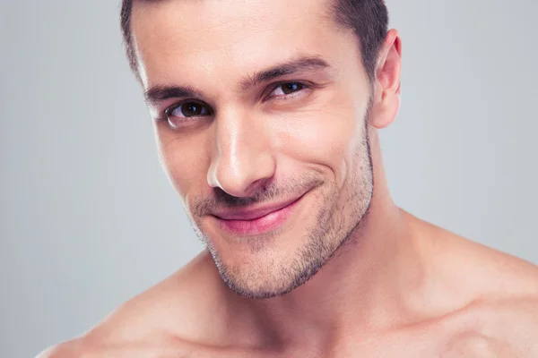 Retrato de perto de um homem feliz — Fotografia de Stock