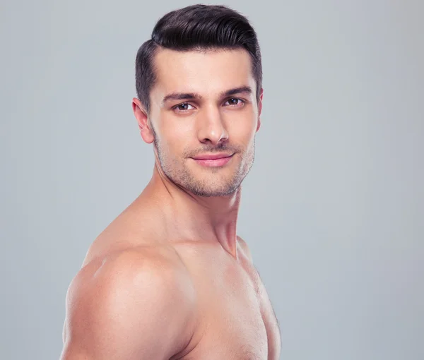 Retrato de un joven guapo mirando a la cámara —  Fotos de Stock