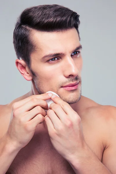 Man cleaning face skin with batting cotton pads — Stock Photo, Image