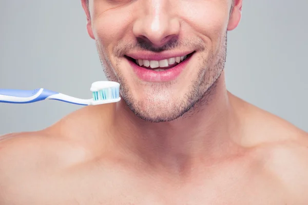 Hombre feliz sosteniendo cepillo de dientes — Foto de Stock