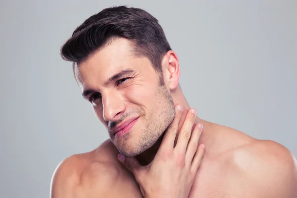 Retrato de un hombre guapo con dolor de cuello —  Fotos de Stock