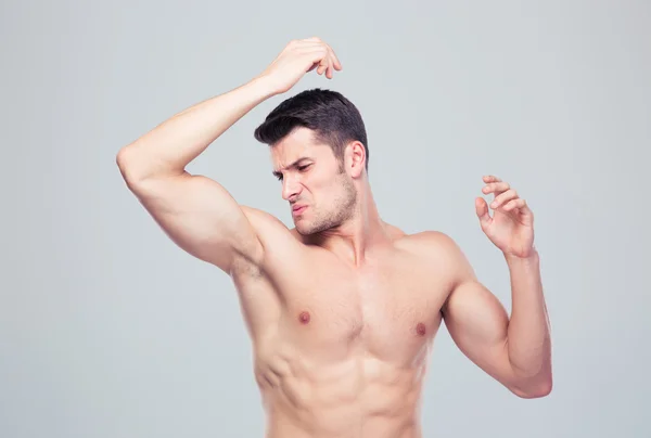 Man sniffing his armpit — Stock Photo, Image