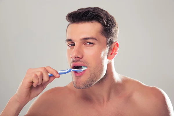 Podobizna muže, čistit si zuby — Stock fotografie