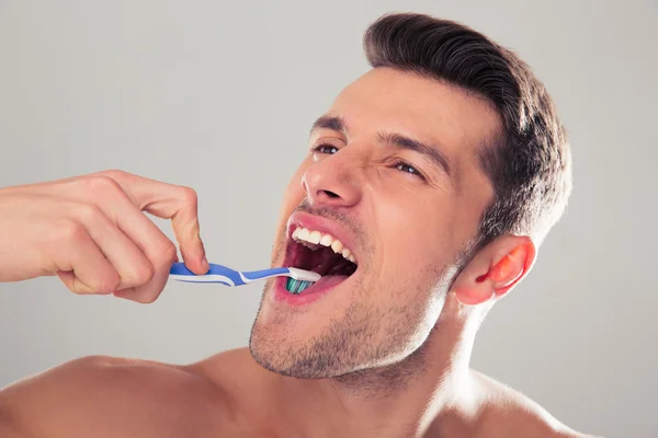Young man brushing teeth — Stock Photo, Image