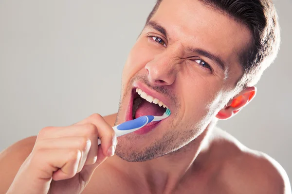 Όμορφος άντρας βούρτσισμα των δοντιών — Φωτογραφία Αρχείου