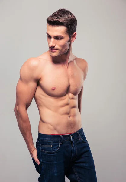 Muscular young man looking away — Stock Photo, Image