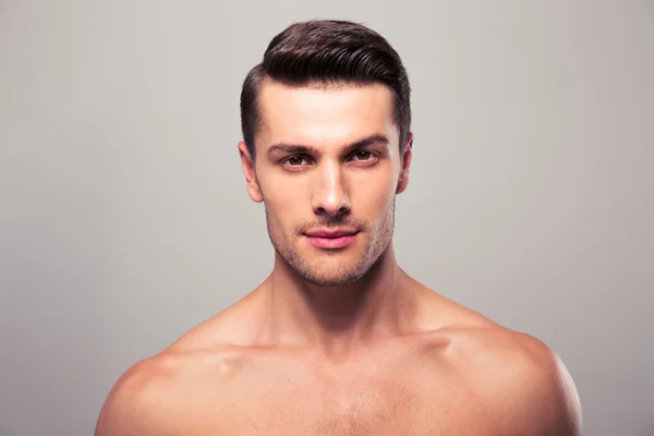 Handsome young man looking at camera — Stock Photo, Image