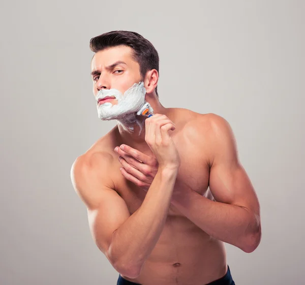 Svalnatý muž holení — Stock fotografie