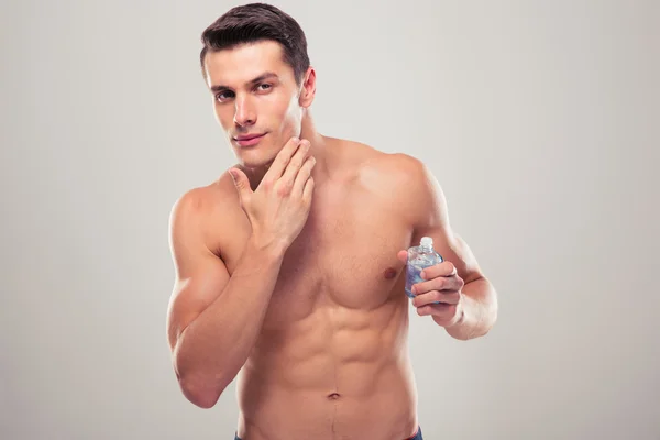 自信を持って男性化粧水を適用します。 — ストック写真