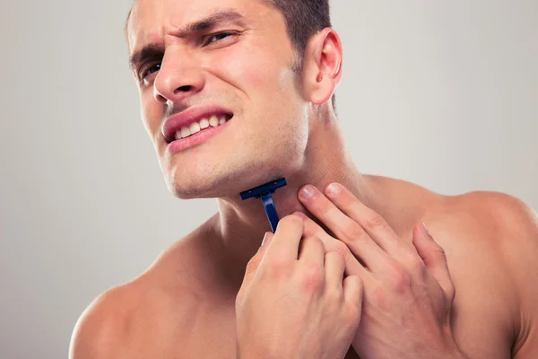 Hombre guapo afeitándose — Foto de Stock