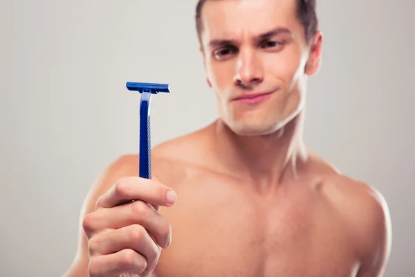 Man anläggningen razor — Stockfoto