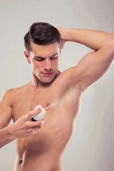 Knappe man spuiten deodorant — Stockfoto