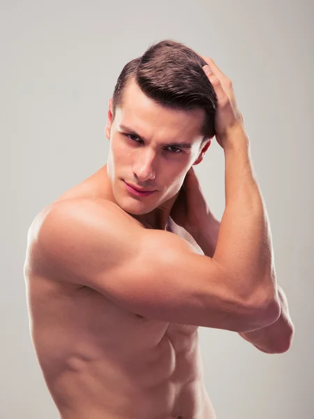 Handsome young man posing over gray background — Stock Photo, Image