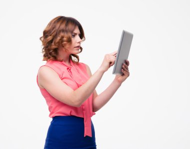 tablet bilgisayar kullanan güzel kadın