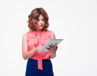 Tablet bilgisayar kullanan çekici kadın