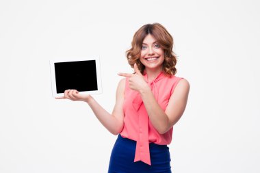 Tablet bilgisayarda mutlu kadın işaret parmağı