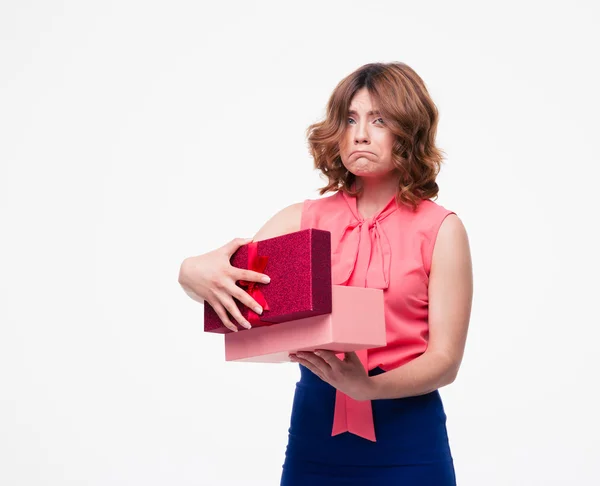 Triste mulher casual caixa de presente de abertura — Fotografia de Stock
