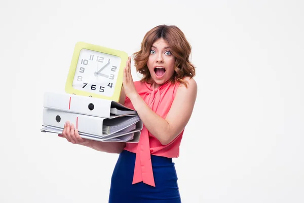 Mujer de negocios sorprendida sosteniendo reloj y carpetas — Foto de Stock