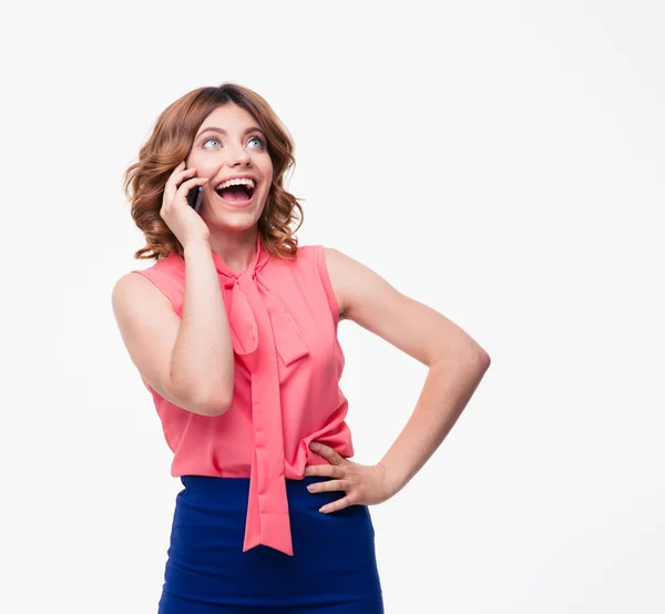 Radosna kobieta rozmawiająca przez telefon — Zdjęcie stockowe