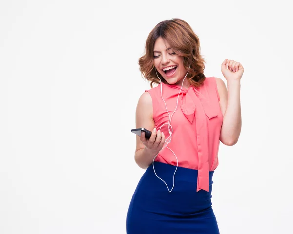 Śmiejąc się kobieta słuchania muzyki w słuchawkach — Zdjęcie stockowe