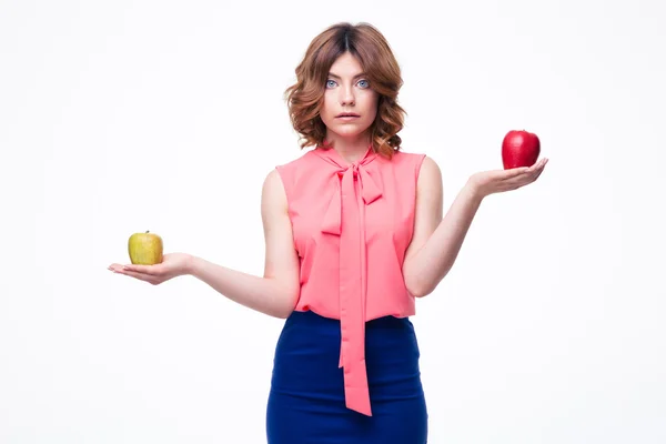 Femme occasionnelle tenant des pommes sur les paumes — Photo