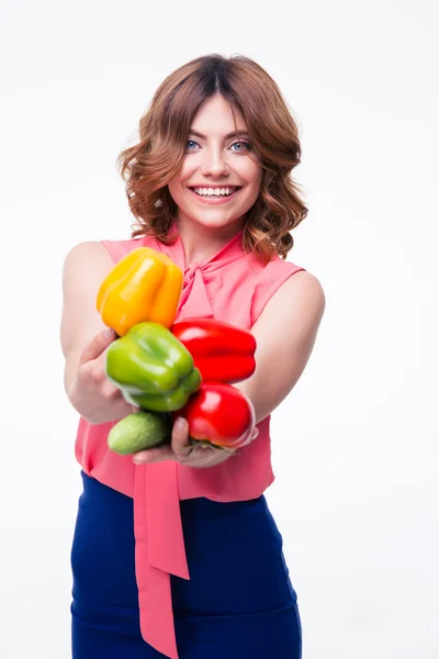 Glückliche hübsche Frau mit Gemüse — Stockfoto