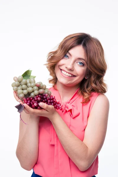 Mujer bonita feliz sosteniendo uvas —  Fotos de Stock