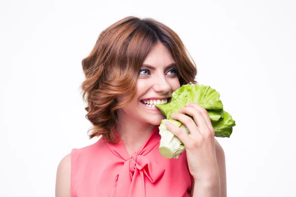 Schöne Frau isst Salat — Stockfoto
