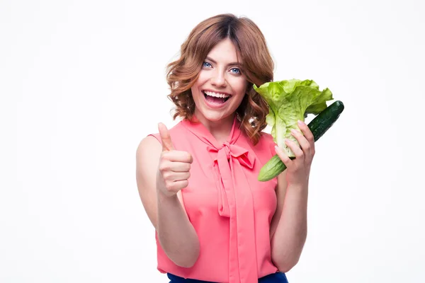 Donna allegra che tiene insalata e cetriolo — Foto Stock