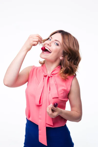 Glückliche junge Frau isst Kirsche — Stockfoto