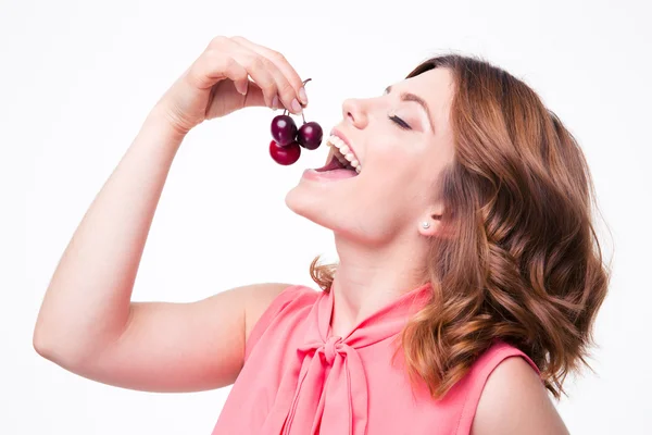 Feliz joven mujer comiendo cereza —  Fotos de Stock