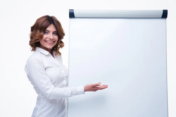 Geschäftsfrau präsentiert Strategie auf Flipchart — Stockfoto