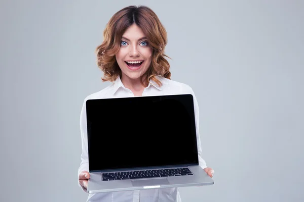 Happy affärskvinna visar laptop skärm — Stockfoto