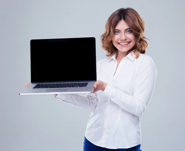 Femme d'affaires souriante montrant écran d'ordinateur portable — Photo
