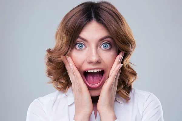 Volto spaventato della donna — Foto Stock