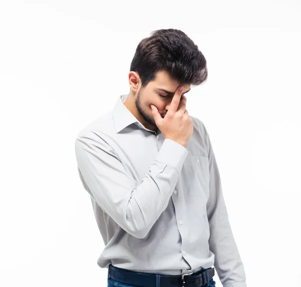 Boos jonge man die betrekking hebben op zijn gezicht — Stockfoto