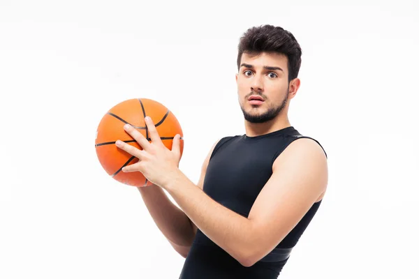 Surpreendido esportes homem segurando basquete — Fotografia de Stock