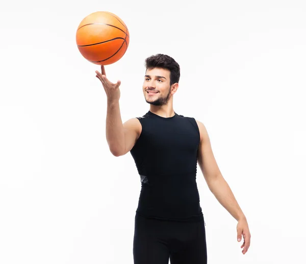 Баскетболист крутит мяч на пальце — стоковое фото
