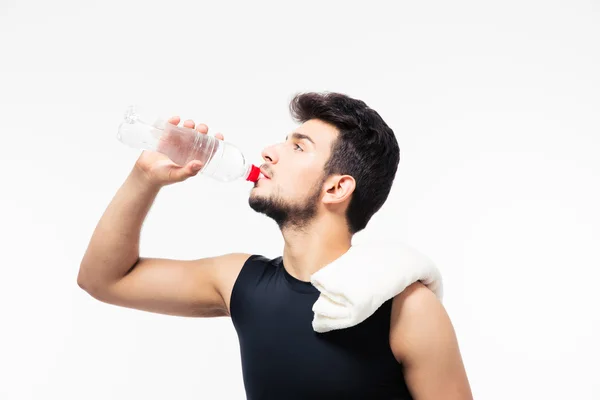 Спортивный человек питьевая вода — стоковое фото